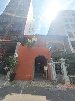 cho thuê nhà mặt tiền phố nhật trung tâm quận 1 - nhiều khách du lịch quốc tế