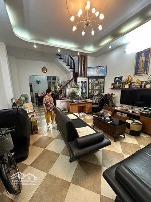 chính chủ cho thuê nhà 75m2 x 4 tầng,sân vườn,tại chùa láng,đống đa.