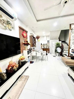 bán nhà đội cấn, ba đình, lô góc 2 mặt tiền 55m2 x 5 tầng, 50 mét ra phố, giá 14,8 tỷ