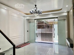 bán dãy nhà xây mới, dt 42m2, 3 tầng thiết bị cao cấp