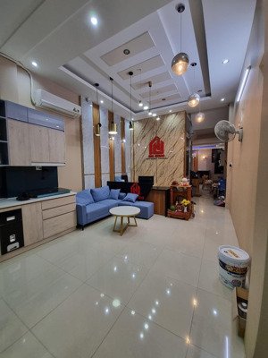 cho thuê nhà riêng 315 hoàng văn thụ, 18 triệu, 200m2, 3pn, 3wc, đẹp, nhiều tiện ích, chính chủ
