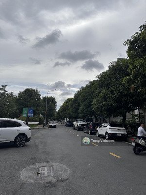 biệt thự song lập 150 m2, gần hồ, công viên, giá tốt 26 tỷ