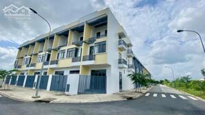 Bán căn nhà xây sẵn 150m2 trong khu công nghiệp Phước Đông giá bán 2tỷ, sổ hồng riêng.