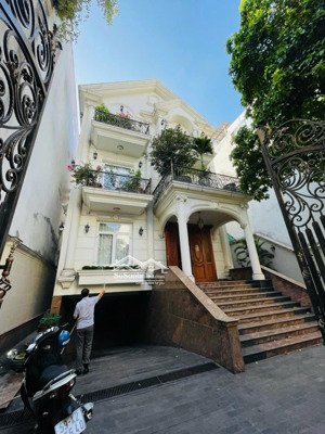 siêu phẩm 8 x 20m, có hầm - cho thuê biệt thự mặt tiền phan xích long, quận phú nhuận
