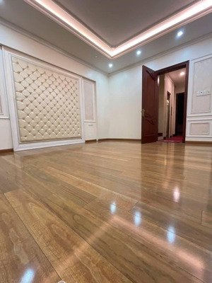 cho thuê nhà mới 2 mặt đường mặt phố thiên hiền. dt 110m2 x 5,5t, mt 6m. giá 32tr/th