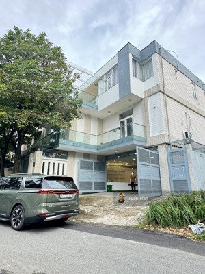 cho thuê nhà 15x20m 1 hầm 3 lầu sàn trống làm vp kđt an phú an khánh. giá 60tr nét. lh 