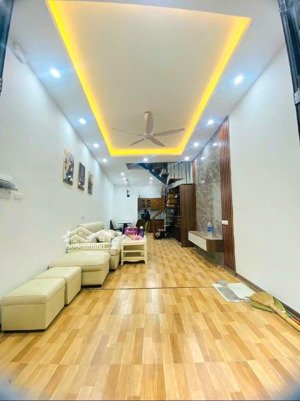 bán gấp nhà văn la oto đô cửa. gần ga tàu điện trên cao.full nội thất cao cấp.