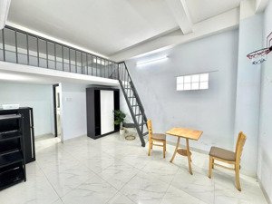 dạng phòng có gác, siêu rẻ, có sẵn nội thất cơ bản