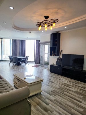 cho thuê penthouse 195m2 3pn. (q. tân bình cũ). cách ga t3 sb tsn 3km