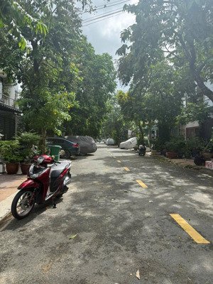 cần bán dt: 172m2 nhà mặt tiền đường số phước bình, tp thủ đức