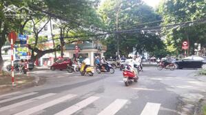 Cho thuê mặt bằng căn góc DT: =75m2 phố Hoàng Văn Thụ, vỉa hè rộng.
