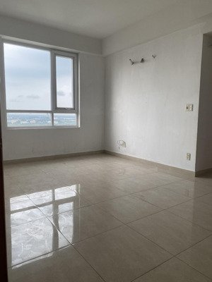 cho thuê căn 3 phòng ngủ, nội thất cơ bản, 83m2, căn góc, tầng cao, giá chỉ 11 triệu lh: 