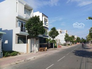 nhà riêng mặt tiền đường, đối diện chợ bình chánh - 80m2