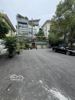 bán biệt thự vườn đào ngõ 685 lạc long quân dt 292m2x4t, mt 16,2m giá 145 tỷ, sổ đẹp, 4 ô tô tránh