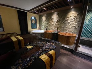 cho thuê siêu hot mp lương văn can, 70m2, 2 tầng, mt 6m, thông sàn, rb, wc khép kín. lh 