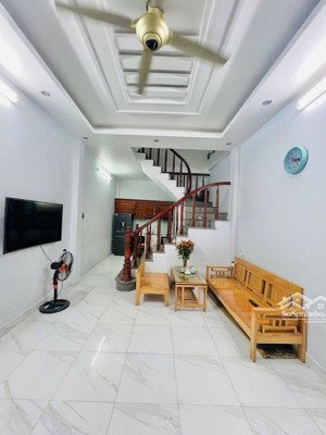 chính chủ bán gấp 68/53 cầu giấy 32m2 6 tầng 7,7 tỷ ngõ thẳng tắp 100m r oto tránh