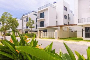 biệt thự vlasta 2 mặt tiền cách biển 70m tặng nội thất 540 triệu + quản gia 3 năm - ck 10%