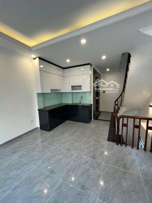 chính chủ bán nhà 6 tầng thang máy,gara oto giang biên thông thoáng giá chỉ 8.2 tỷ.lh 