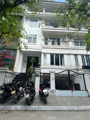 cho thuê nhà trung kính đôi 4 nổi 1 hầm 100m xây dựng thông sàn thang máy vỉa hè rộng 2 ôtô tải đỗ