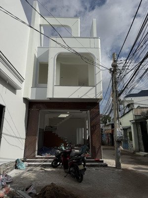 chủ gửi bán nhà 1t1l (góc 2 mặt tiền) đang đi vào hoàn thiện 80% ngay cầu mới hoá an. giá: 3tỷ5