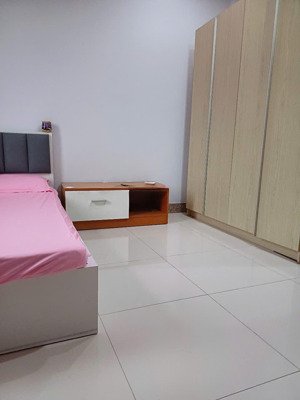 cho thuê phòng ngay trong căn biệt thự kdc conic, 4,5 triệu/tháng.