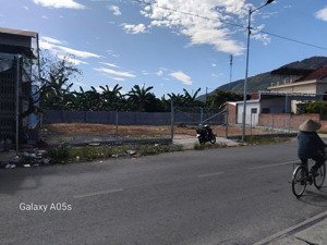 cho thuê 500m2 đất. lô góc 2 mặt tiền. mặt đường bà đề, diên an cách võ nguyên giasp 150m giá rẻ