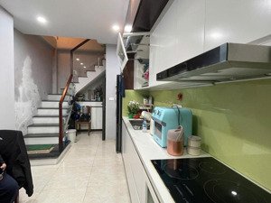 cc cần bán nhà phân lô ngõ 61/4 phố phùng chí kiên dt 30 m2 xây 5 tầng đầy đủ nội thất ô tô đỗ cổng