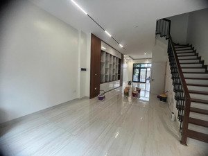 chính chủ bán lk 5tầng, hoàn thiện có thang máy, địa điểm kinh doanh được. lh: 