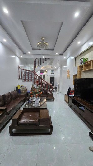 cần cho thuê nhà gấp ở văn cao - ô tô đỗ cửa - giá cả hợp lý chỉ việc xách vali về ở