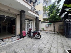 gấp bán biệt thự sân vườn 209m2 đường xe tải tránh, nhà dọn vô ở ngay khu nguyễn oanh - lê đức thọ