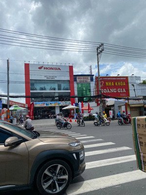 bán nhà mt ql13, hiệp bình chánh, dt 15x40m, 600m2, 3 tầng, hđt 220tr/tháng, giá bán: 40 tỷ(tl)