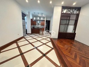 tôi cho thuê nhà láng hạ 40m, 5 tầng, ở gia đình, vp, ở nhóm. giá 17tr/th. lh 