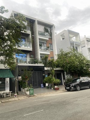 nhà mặt tiền đường 20m,có thang máy,view công viên,p.phú mỹ,quận 7,chỉ 16tỷ