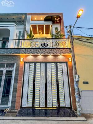 Nhà lầu rộng xây mới có sân đậu ô tô, gần trường đại học Y Dược Cần Thơ