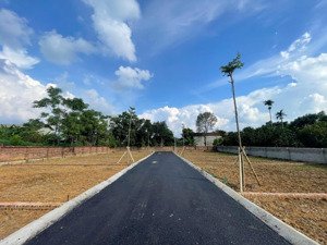 chỉ với hơn 2 tỷ sở hữu ngay lô đất 100m full thổ cư , mt 8m, gần trung tâm hoà lạc