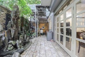 diện tích 230m2, 3 tầng, mặt tiền 10m, giá 65 tỷ