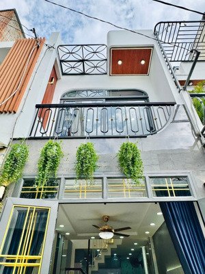 nhà ngộp đường oto nguyễn gia trí-p25-bình thạnh. giá 2tỷ350/70m2, cho thuê 18tr gần đh hutech