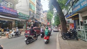 Bán nhà mặt phố đường Đê La Thành, Ba Đình, vỉa hè rộng, kinh doanh sầm uất, giá tốt