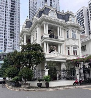 bán biệt thự làng việt kiều châu âu: 200m2/8.8m mt nhà vị trí vip, nội thất xịn, 48 tỷ ctl
