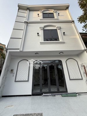 nhỏ xinh đẹp - mặt tiền kinh doanh bán nhà 6,5mx3.5m 3 tầng - giá 4,5tỷ nhà hiếm - mặt tiền