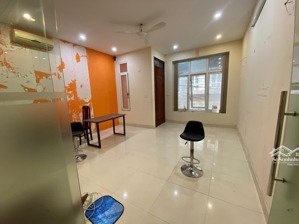 cho thuê nhà trung kính, dt 70m2, 5 tầng, mt 5.5m, nhà đẹp, ở luôn, 45tr/tháng