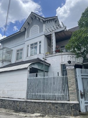 cho thuê biệt thự mái thái 1 trệt, 1 lầu p. phú lợi, hẻm đường huỳnh văn luỹ. giá: 15 triệu/tháng