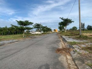 còn duy nhất 1 lô khu đô thị số 4, diện tích 171,5m, đường 7,5m. giá 2,9 tỷ có tl
