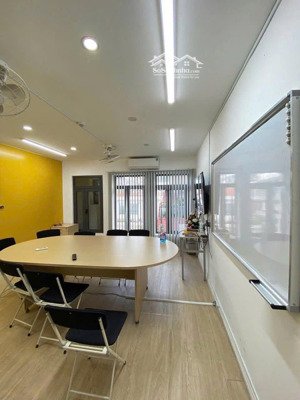 cho thuê nhà ốp kính thoáng mát mới keng