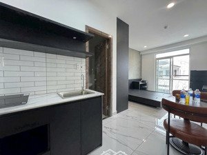 cho thuê phòng ban công - 30m2 - tách bếp - full nội thất - gần đại học văn lang, ngã tư hàng xanh