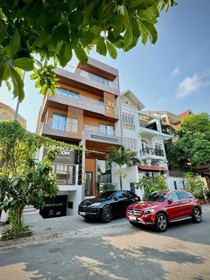 cho thuê nguyên căn đẹp gần vòng xoay trần não 10m x 20m hầm trệt 3 lầu, thang máy