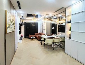 vợ chồng em cần bán căn 2pn - 78m2 tại goldmark. giá 4,95 tỷ. lh 