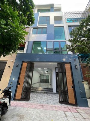 chính chủ cho thuê nhà hoàng quốc việt, 110m x 4 tầng sân vườn,hiện đại oto đỗ cửa, 4 làn oto, 38tr