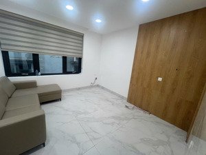 cho thuê nhà gần ngã 4 trung kính, diện tích 70m2/tầng. nhà xây 7 tầng 1 hầm, sàn thông