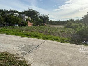 cần tiền bán gấp đất, khu phố 5, minh hưng, chơn thành, đồng nai .
diện tích: 261,7m2, đường trước